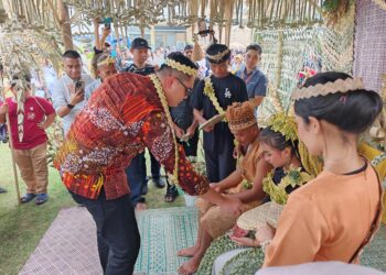 MUHAMAD Akmal Saleh menyempurnakan simbolik upacara persandingan Orang Asli Temuan di KUOA 2025 yang berlangsung di Banda Hilir, Melaka. - UTUSAN/AMRAN ALI