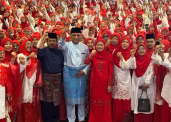 NORAINI Ahmad (tengah) ketika hadir merasmikan Mesyuarat Perwakilan Wanita, Pergerakan Pemuda dan Puteri UMNO Kepala Batas di Kubang Menerong, Tasek Gelugor, Pulau Pinang hari ini.
