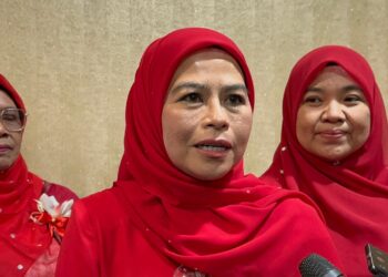 NORAINI Ahmad (tengah) ketika ditemui pemberita selepas merasmikan Mesyuarat Perwakilan Wanita, Pergerakan Pemuda dan Puteri UMNO Kepala Batas di Kubang Menerong, Tasek Gelugor, Pulau Pinang, hari ini.