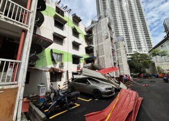 KEADAAN kawasan flat Taman Tun Sardon di George Town, Pulau Pinang yang terjejas akibat kejadian ribut awal, pagi tadi.