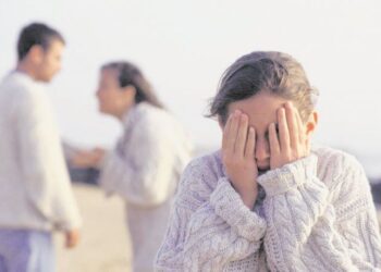 IBU bapa yang tidak menunjukkan contoh teladan baik menyumbang sikap kurang hormat dalam diri anak-anak. - GAMBAR HIASAN