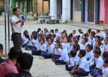 DALAM masyarakat moden yang semakin terdedah kepada pelbagai anasir negatif, guru menjadi benteng yang membantu murid berpegang teguh kepada nilai-nilai mulia.
