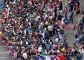 PENYOKONG PSG berkumpul ketika menunggu bas pasukan berarak di laluan Champs-Elysees di Paris.
