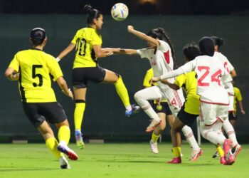 PEMAIN Malayan Tingress, Steffi Sarge Kaur (dua dari kiri) mengekang asakan pemain  Emiriah Arab Bersatu (UAE) ketika menang 2-0 dalam Perlawanan Antarabangsa Tier 1 (tertutup) di Dubai, kelmarin.- IHSAN PERSATUAN BOLASEPAK MALAYSIA (FAM)