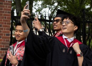 BEBERAPA pelajar berswafoto semasa Hari Graduan Universiti Harvard di Cambridge, Massachusetts, baru-baru ini. – AFP