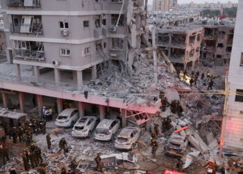 PASUKAN penyelamat bertugas di tengah runtuhan bangunan selepas peluru berpandu Iran membedil bandar Bat Yam, selatan Tel Aviv. – AFP
