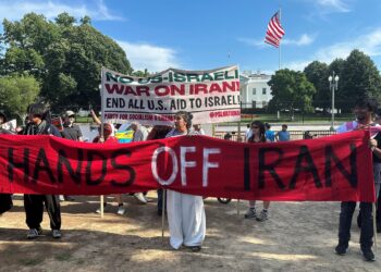 PENUNJUK perasaan berhimpun sebagai tanda sokongan kepada Iran dan rakyat Palestin di Lafayette Square, di hadapan White House di Washington. – AFP