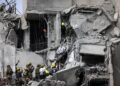 PASUKAN kecemasan mengeluarkan mayat dari runtuhan sebuah bangunan yang terkena serangan peluru berpandu Iran di Beersheba, selatan Israel. – AFP