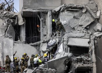 PASUKAN kecemasan mengeluarkan mayat dari runtuhan sebuah bangunan yang terkena serangan peluru berpandu Iran di Beersheba, selatan Israel. – AFP