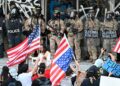 PENGAWAL Kebangsaan dan pegawai polis Persekutuan berkawal ketika sekumpulan penunjuk perasaan merusuh di hadapan Bangunan Persekutuan di Los Angeles, California. – AFP