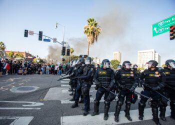 PENUNJUK perasaan bertempur dengan pasukan penguatkuasa undang-undang di sekitar bangunan persekutuan semasa protes anti serbuan imigresen di Los Angeles.- AFP