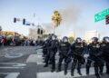 PENUNJUK perasaan bertempur dengan pasukan penguatkuasa undang-undang di sekitar bangunan persekutuan semasa protes anti serbuan imigresen di Los Angeles.- AFP