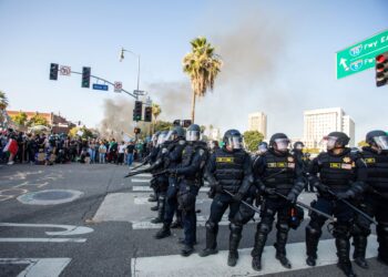 PENUNJUK perasaan bertempur dengan pasukan penguatkuasa undang-undang di sekitar bangunan persekutuan semasa protes anti serbuan imigresen di Los Angeles.- AFP