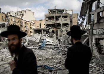 LELAKI Yahudi Ultra-Ortodoks memeriksa kerosakan di tapak serangan peluru berpandu Iran di Bnei Brak, timur Tel Aviv, semalam.- AFP