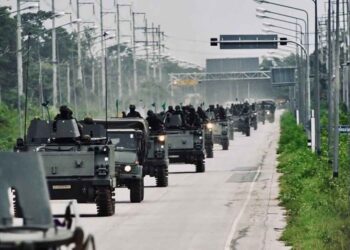 KENDERAAN berperisai Pasukan Petugas Burapha bergerak ke daerah Aranyaprathet, Thailand untuk pemeriksaan operasi pada Sabtu lalu. – AGENSI