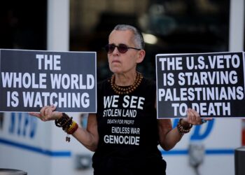 PROTES penunjuk perasaan yang menyokong rakyat Palestin menjelang mesyuarat Majlis Keselamatan PBB di luar ibu pejabat di New York City, kelmarin.- AFP