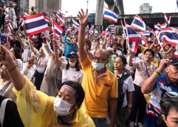 PENUNJUK perasaan antikerajaan berhimpun menuntut Paetongtarn Shinawatra meletakkan jawatan di Tugu Peringatan Kemenangan di Bangkok, Thailand. – AFP