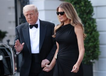 DONALD Trump bersama isteri, Melania ketika menghadiri persembahan Les Miserables 
di Washington, Amerika Syarikat kelmarin. – AFP