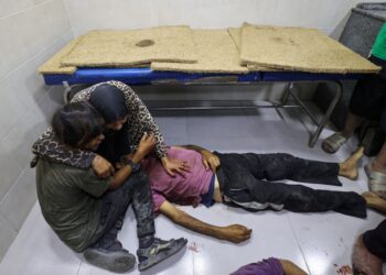 PENDUDUK Palestin meratapi kematian ahli keluarga mereka yang ditembak mati tentera Israel ketika mendapatkan bantuan makanan di tengah Gaza. – AFP