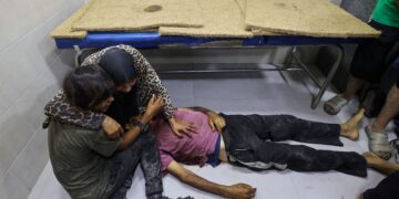 PENDUDUK Palestin meratapi kematian ahli keluarga mereka yang ditembak mati tentera Israel ketika mendapatkan bantuan makanan di tengah Gaza. – AFP