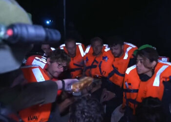 IMEJ daripada rakaman yang diterbitkan pada akaun X Kementerian Luar Israel semalam, menunjukkan aktivis yang ditahan tentera Israel, selepas kapal dinaiki mereka dipintas daripada memasuki Gaza.- AFP