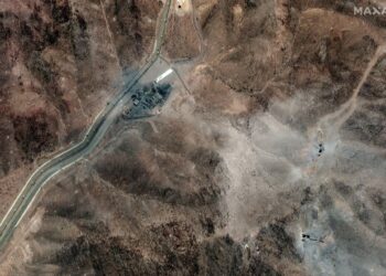 GAMBAR satelit menunjukkan kawah baharu akibat serangan udara di kawasan kemudahan Pengayaan Bahan Api Fordow yang terletak di timur laut bandar Qom, Iran.-AFP