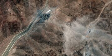 GAMBAR satelit menunjukkan kawah baharu akibat serangan udara di kawasan kemudahan Pengayaan Bahan Api Fordow yang terletak di timur laut bandar Qom, Iran.-AFP