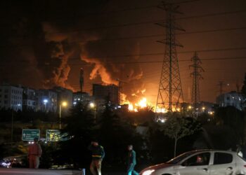 KEADAAN lebuh raya sesak ketika depoh minyak Shahran terbakar akibat dibedil tentera Israel, di barat laut Teheran, pada 15 Jun lepas. – AFP