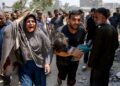 SEORANG lelaki mendukung kanak-kanak yang cedera dalam serangan Israel di kejiranan Saftawi, barat Jabalia, di Semenanjung Gaza.-AFP
