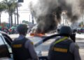 SEBUAH kereta terbakar ketika penguatkuasa undang-undang bertempur dengan penunjuk perasaan semasa protes berikutan operasi imigresen persekutuan, di kejiranan Compton di Los Angeles, California, kelmarin.- AFP