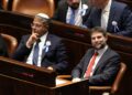 ITAMAR Ben Gvir (kiri) dan Bezalel Smotrich ketika menghadiri sesi Parlimen Israel. – AFP