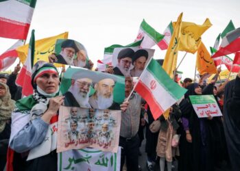 RAKYAT Iran memegang poster dengan potret Ayatollah Ali Khamenei, ketika meraikan gencatan senjata antara Iran dan Israel di Dataran Enghlab di Teheran, kelmarin.- AFP