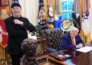 ELON Musk dan Donald Trump ketawa ketika mendengar soalan daripada wartawan di Pejabat Oval Rumah Putih, di Washington pada 30 Mei lepas.- AFP