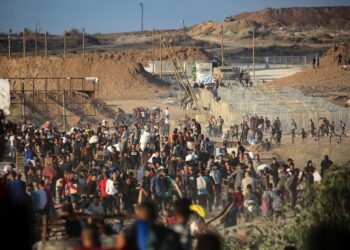 PENDUDUK Palestin berkumpul di pusat pengagihan makanan milik Yayasan Kemanusiaan Gaza (GHF) berhampiran kem pelarian Nuseirat, tengah Semenanjung Gaza. – AFP