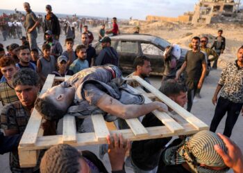 ORANG ramai mengusung mayat rakyat Palestin yang dilaporkan terbunuh dalam pengeboman Israel di barat Jabalia, utara Gaza, kelmarin.- AFP