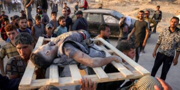 ORANG ramai mengusung mayat rakyat Palestin yang dilaporkan terbunuh dalam pengeboman Israel di barat Jabalia, utara Gaza, kelmarin.- AFP