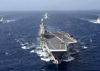 KAPAL Liaoning bersama tiga lagi kapal tentera laut China dilihat pada 7 Jun, kira-kira 300 km ke arah barat daya pulau terpencil dan tidak berpenghuni, Minami Tori.- AGENSI