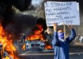 SEORANG penunjuk perasaan memegang sepanduk yang menyokong golongan pendatang semasa demonstrasi di Los Angeles, Amerika Syarikat. – AFP