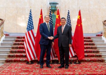 SETIAUSAHA Perbendaharaan AS, Scott Bessent dan Naib Perdana Menteri China, He Lifeng berjabat tangan ketika bergambar semasa perbincangan perdagangan di Lancaster House di London.-AFP