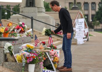 SEORANG lelaki meletakkan jambangan bunga sebagai menghormati pemergian Melissa Hortman dan suaminya akibat dibunuh di Minnesota, Amerika Syarikat. – AFP