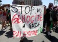 PENUNJUK perasaan memegang kain rentang membantah penindasan penduduk Palestin di Gaza semasa demonstrasi di Bobigny, Perancis. – AFP