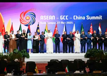 BARISAN pemimpin negara anggota Persatuan Negara-Negara Asia Tenggara (ASEAN) bergambar ketika Sidang Kemuncak ASEAN - Majlis Kerjasama Teluk (GCC) - China ke-46 di Kuala Lumpur, minggu lalu.- AFP