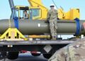 ANGGOTA tentera udara mengangkut bom GBU-57 di Pangkalan Udara Whiteman, Missouri.-AGENSI