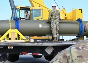 ANGGOTA tentera udara mengangkut bom GBU-57 di Pangkalan Udara Whiteman, Missouri.-AGENSI