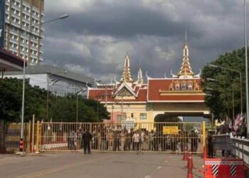 ANGGOTA tentera menutup pos kawalan Baan Khlong Luek di lintasan utama sempadan Thailand-Kemboja di daerah Aranyaprathet, wilayah Sa Kaeo.-AGENSI