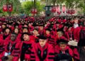 GRADUAN berkumpul semasa menghadiri majlis graduasi di Universiti Harvard di Cambridge, Massachusetts, 29 Mei lalu.- AFP