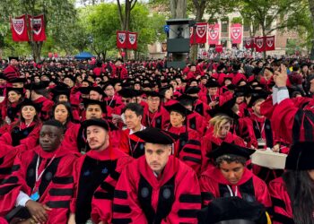 GRADUAN berkumpul semasa menghadiri majlis graduasi di Universiti Harvard di Cambridge, Massachusetts, 29 Mei lalu.- AFP