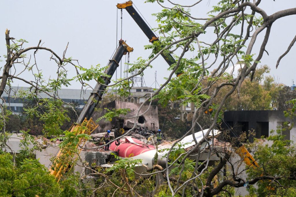 Kesilapan pembantu juruterbang punca nahas pesawat Air India?