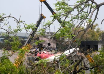 BEBERAPA kren digunakan untuk mengangkat bangkai pesawat Air India yang terhempas di Ahmedabad, Gujarat. – AFP