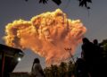PENDUDUK melihat debu tebal letusan Gunung Lewotobi Laki-Laki dari Kampung Talibura di Sikka, Nusa Tenggara Timur.-AFP